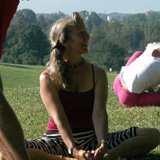 kastellyoga-lachend_dunkel.jpg